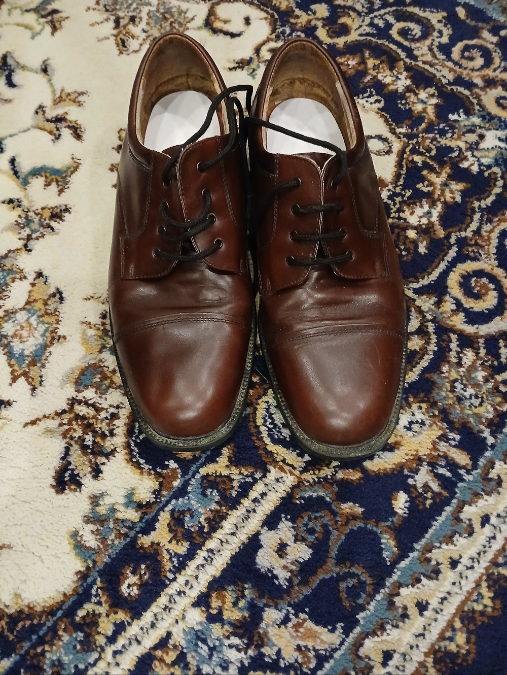 Classic cap toe Dockers shoe. Burgundy in color